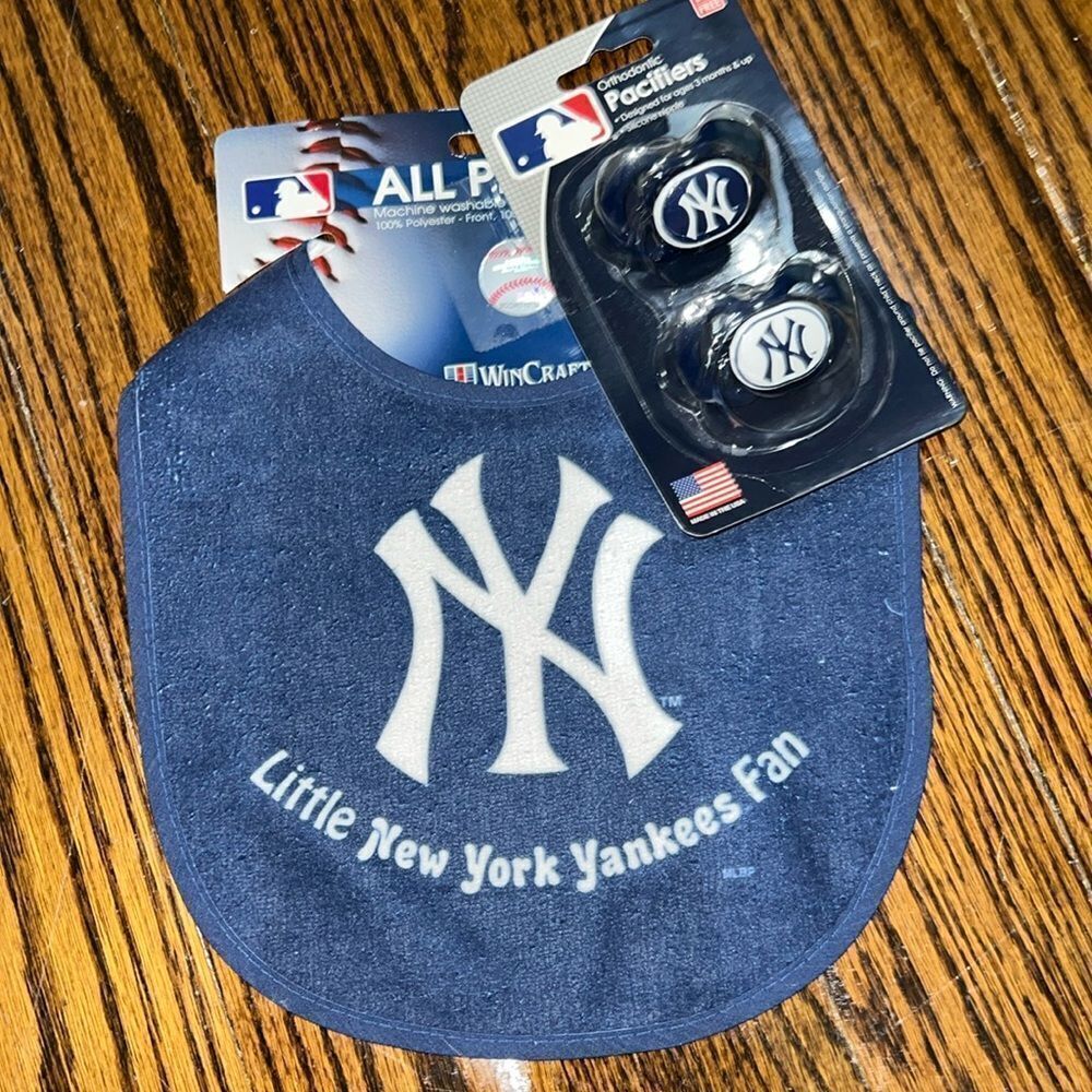 NWT MLB NY YANKEES BIB & PACIFIER BUNDLE